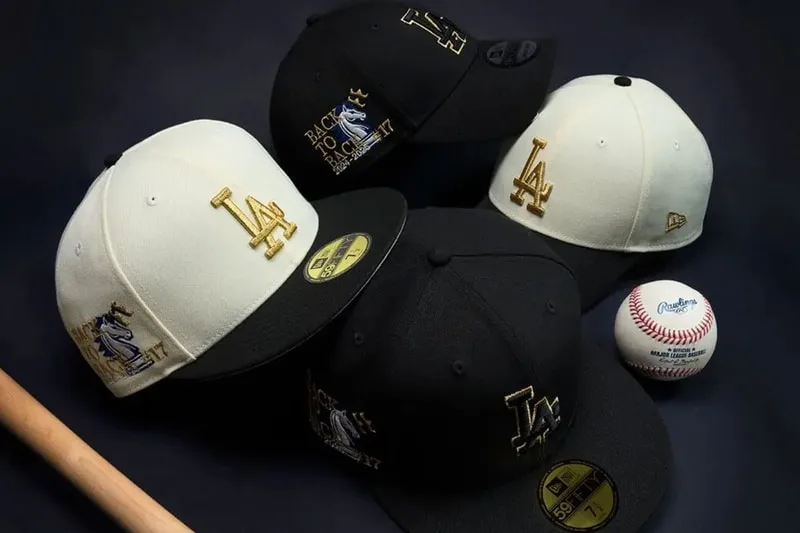 Casquettes LA noires et blanches avec une balle de baseball et une batte.