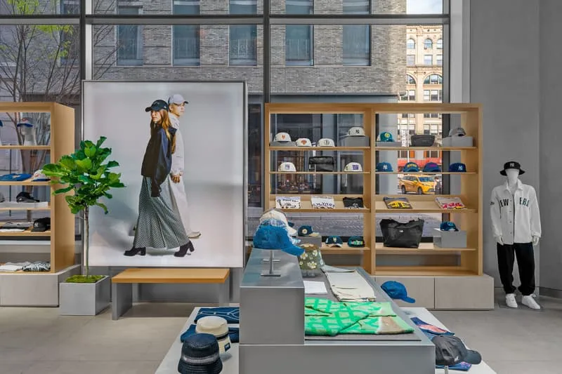 Boutique moderne avec vêtements et accessoires élégants.