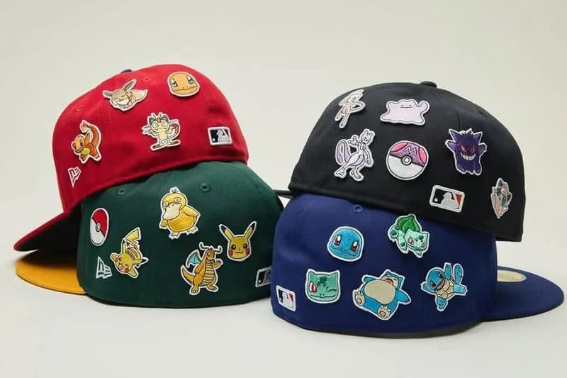 Casquettes avec personnages de Pokémon et autocollants colorés.
