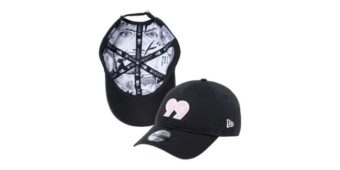 Casquette noire avec motif à l'intérieur, chiffre 99 à l'avant.