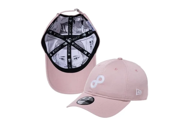 Casquette rose avec dessin à l'intérieur du bord et symbole infini brodé.