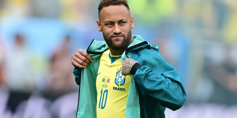 Homme en maillot de football brésilien et veste.