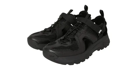Chaussures noires avec lacets et semelles épaisses en maille et cuir synthétique.
