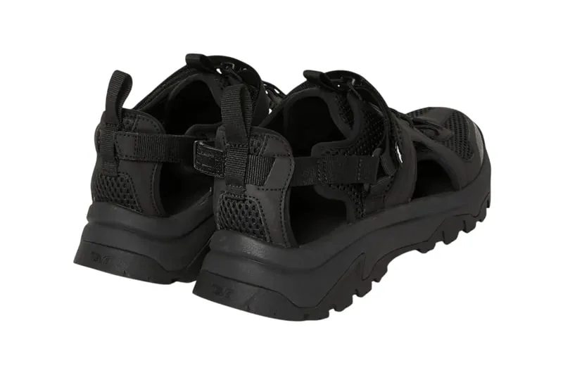 Sandales noires avec semelle épaisse et détails en maille.