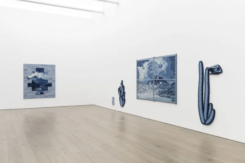 Galerie d'art moderne avec des œuvres abstraites sur les murs.