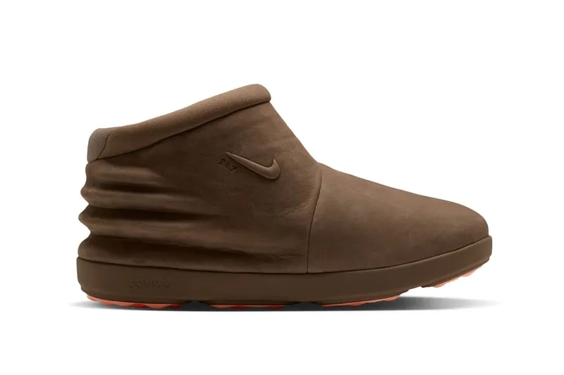 Chaussure en cuir marron avec semelle orange et logo Nike.