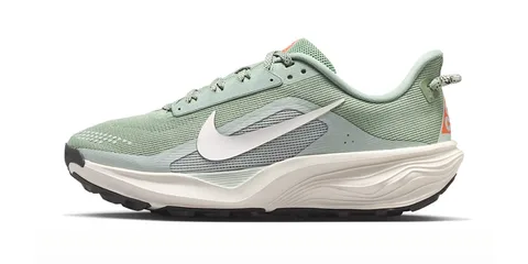 Chaussure de sport verte avec logo blanc et semelle épaisse.