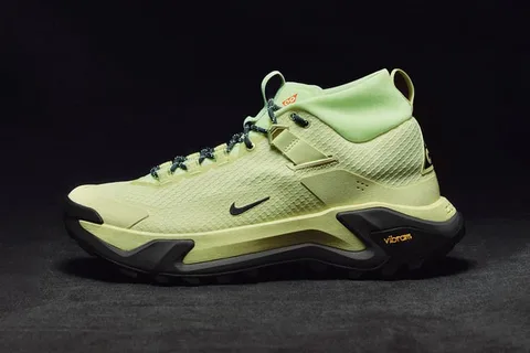 Chaussure de randonnée verte avec semelle Vibram et logo Nike visible.