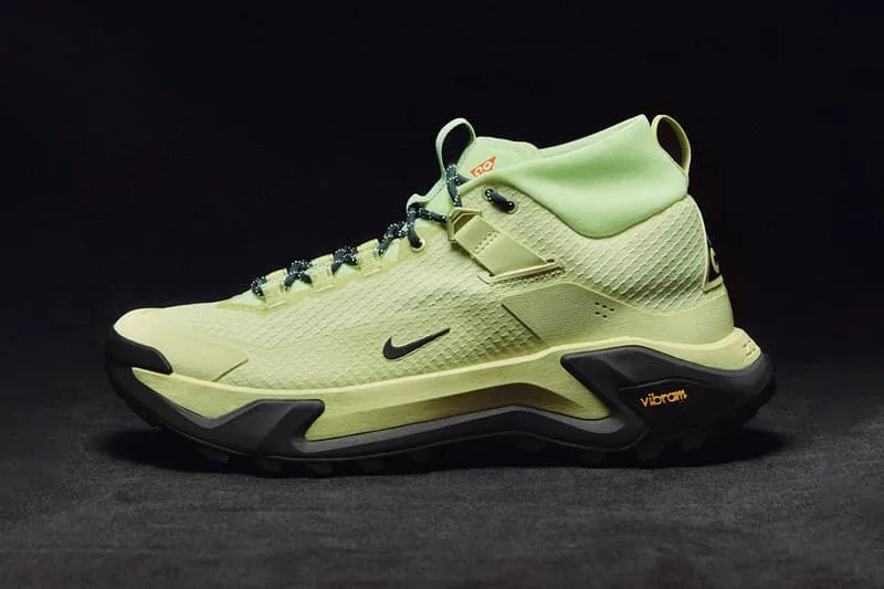 Chaussure de randonnée verte avec semelle Vibram et logo Nike visible.