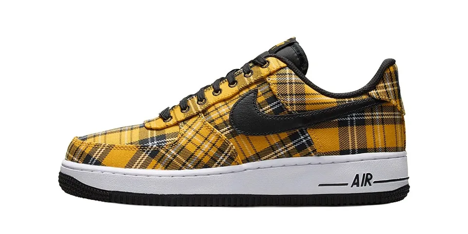 Chaussure à carreaux jaune et noir, semelle blanche.