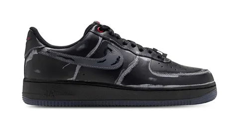 Chaussure noire Nike avec motif artistique blanc, design moderne.