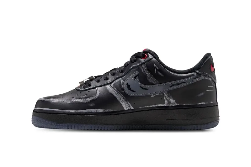 Chaussure noire avec détails tourbillonnants et semelle sombre.