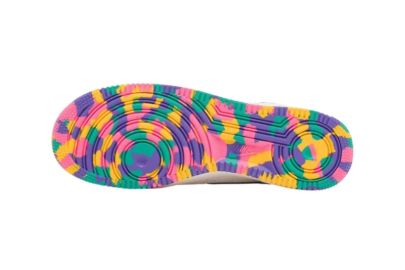 Semelle colorée de baskets avec motifs circulaires multicolores.