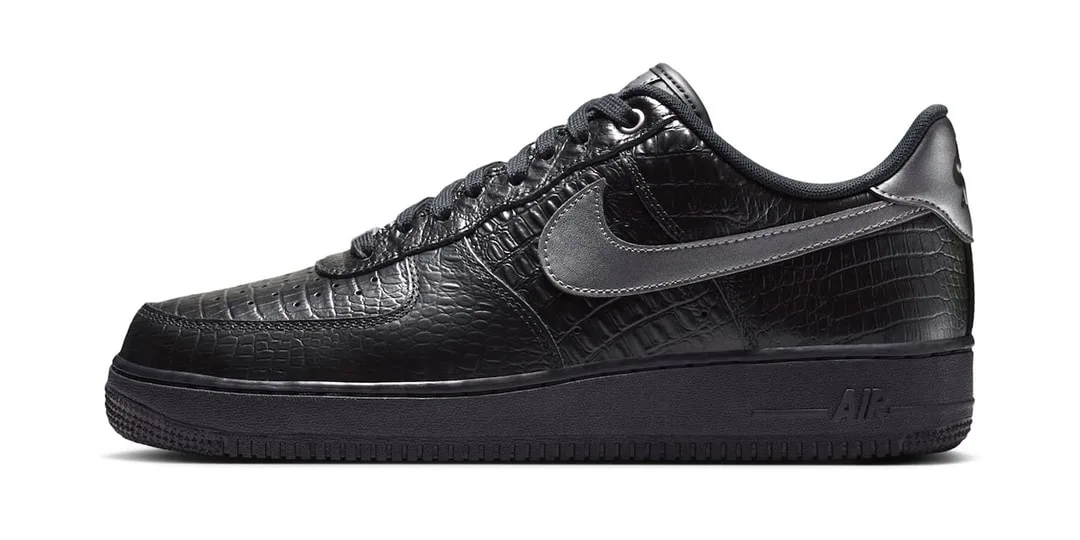 Chaussure noire avec motif texturé et logo Swoosh argenté.