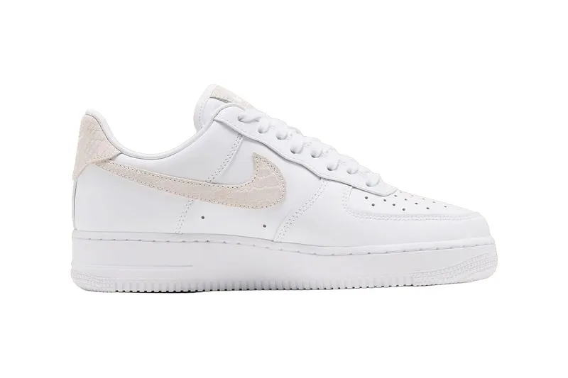 Chaussure Nike blanche avec détail beige, vue latérale.
