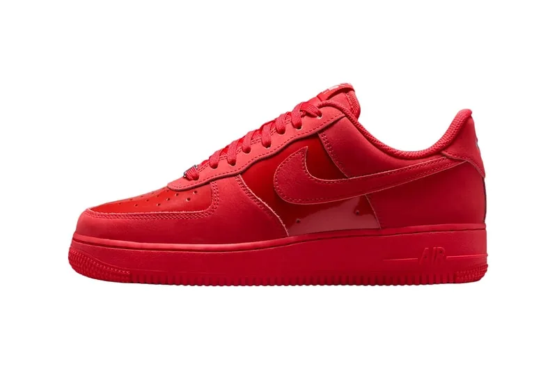 nike-air-force-1-low-du-contraste-en-triple-noir-et-rouge/carousel-1.jpg