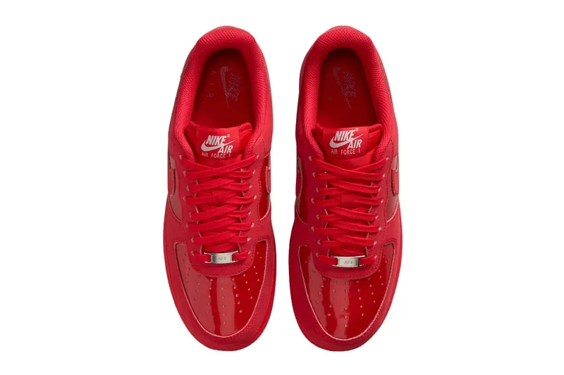 nike-air-force-1-low-du-contraste-en-triple-noir-et-rouge/carousel-2.jpg