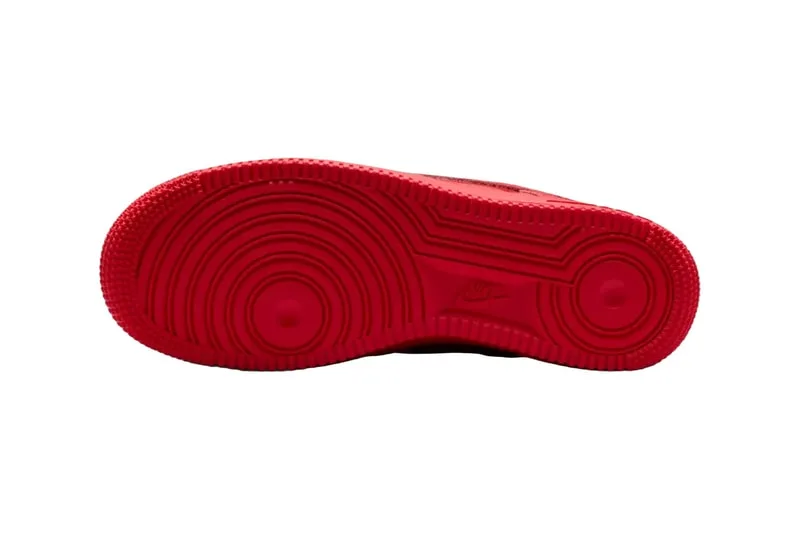 nike-air-force-1-low-du-contraste-en-triple-noir-et-rouge/carousel-4.jpg