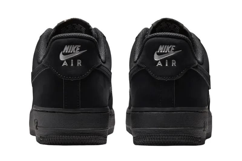 nike-air-force-1-low-du-contraste-en-triple-noir-et-rouge/carousel-8.jpg