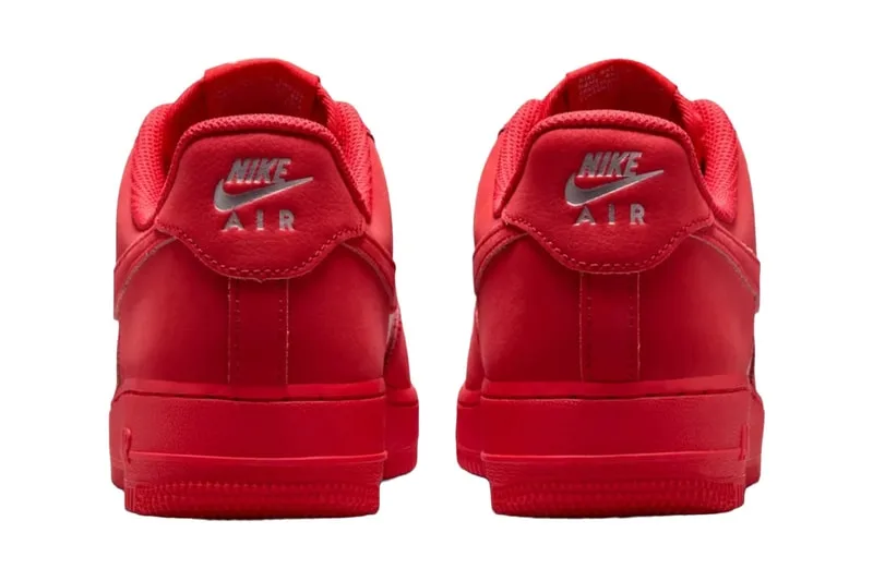 Paire de baskets rouges Nike Air, vue de dos.