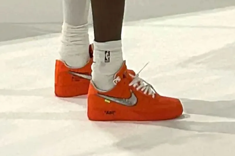 Chaussures orange avec logo Nike et texte 'AIR'