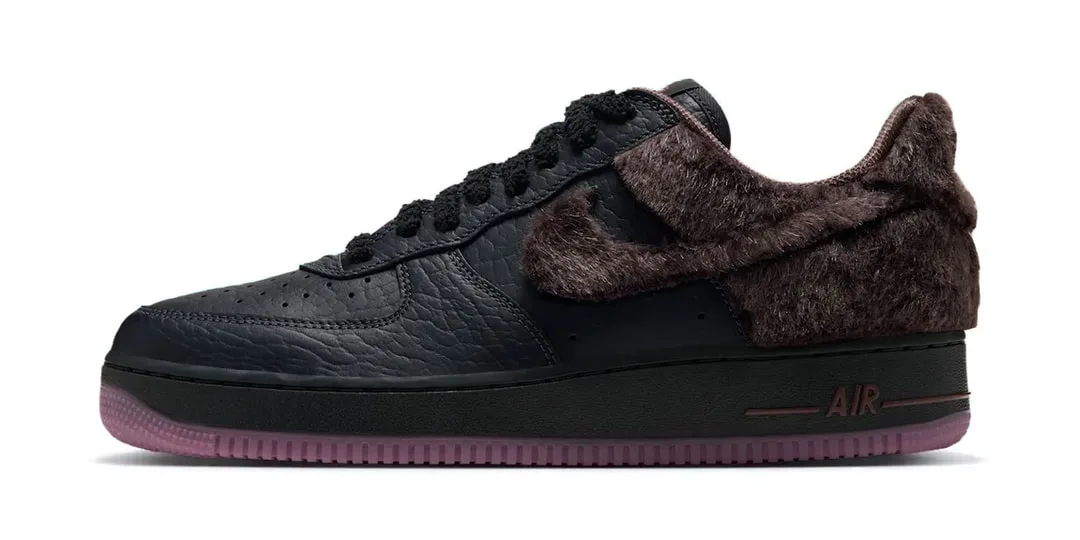 Basket noir et marron avec détails en fourrure et semelle rose translucide.