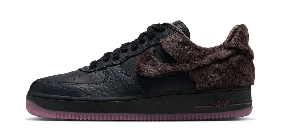 Basket noir et marron avec détails en fourrure et semelle rose translucide.