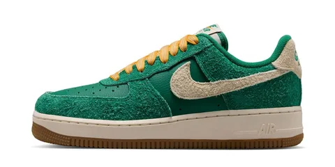 Chaussure verte et crème avec semelle marron claire, Swoosh texturé.