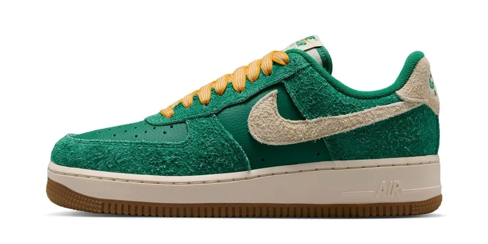 Chaussure verte et crème avec semelle marron claire, Swoosh texturé.