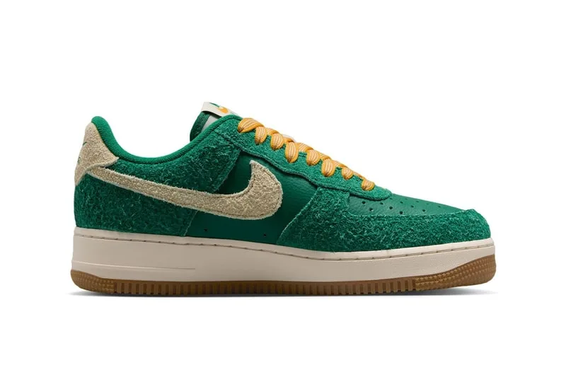 Chaussure verte et jaune avec logo Nike.