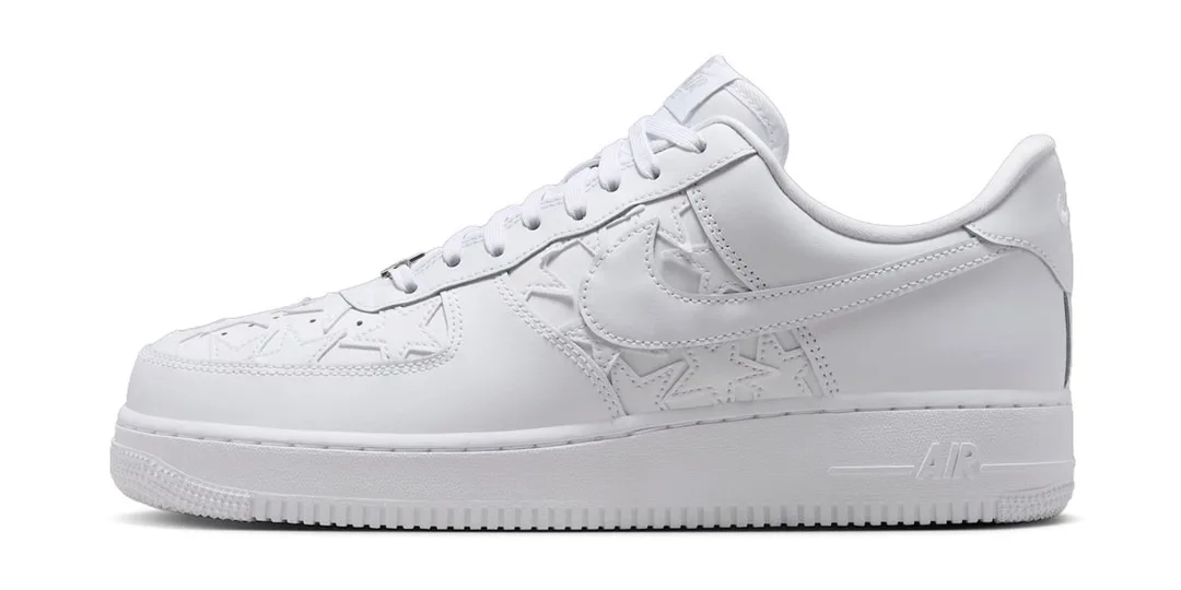 Chaussure blanche avec motif d'étoiles Nike Air Force 1.