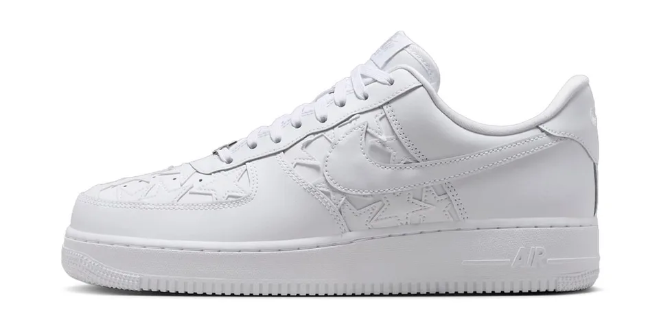 Chaussure blanche avec motif d'étoiles Nike Air Force 1.