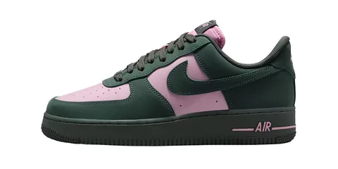 Basket verte et rose avec logo Nike sur le côté.