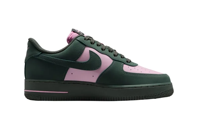 Basket Nike vert foncé et rose, semelle assortie.