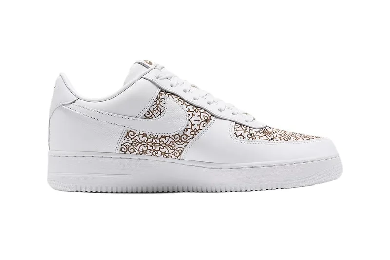 Chaussure blanche avec motif brun et blanc, logo Nike visible.
