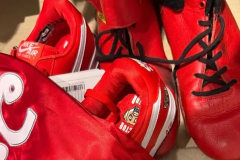 Chaussures rouges Nike Air Force 1 avec motifs et lacets noirs