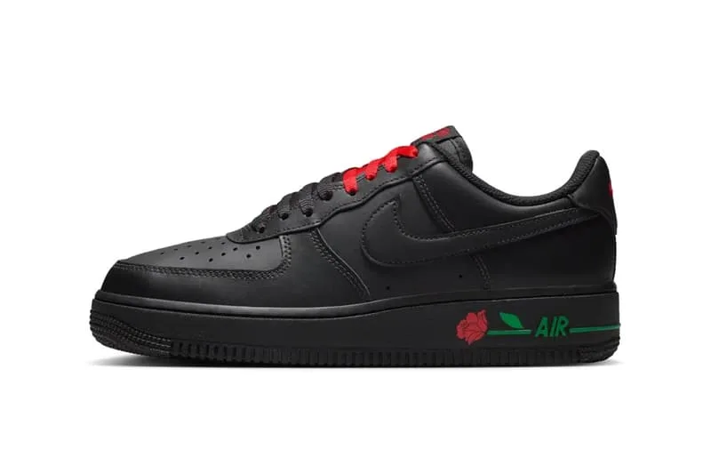 Chaussure noire avec motif rose et lacets rouges.