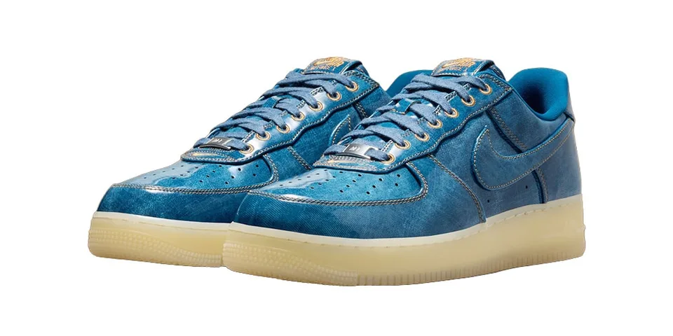 Chaussures bleues style basket avec semelles blanches.