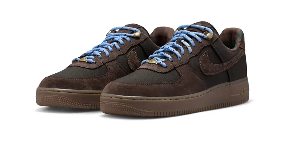 Chaussures marron avec lacets bleus sur fond blanc.