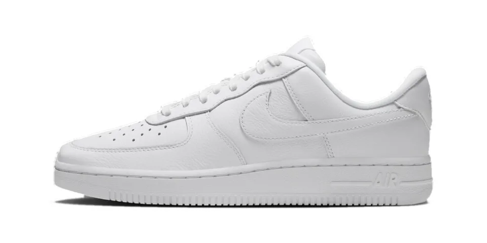 Basket Nike Air Force 1 blanche vue de profil sur fond blanc