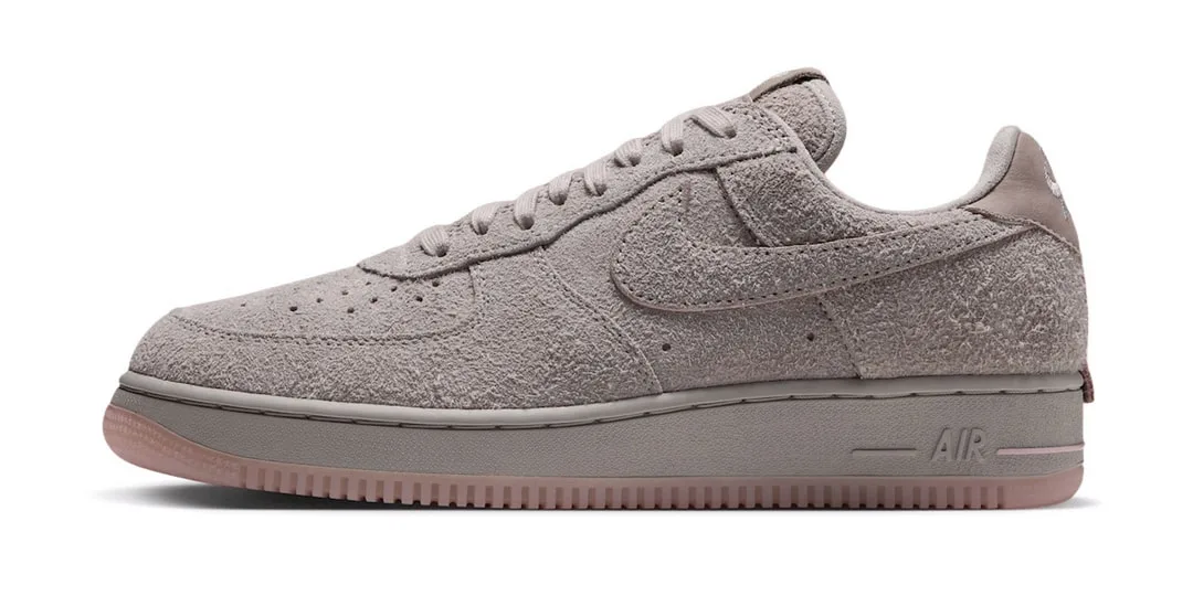 Chaussure gris clair avec texture en daim, semelle gomme rose.