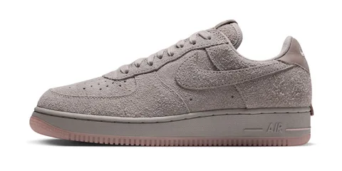 Chaussure gris clair avec texture en daim, semelle gomme rose.
