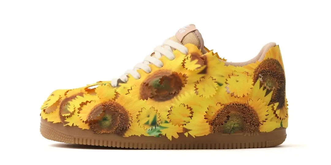 Chaussure décorée de tournesols, semelle marron, lacets blancs.