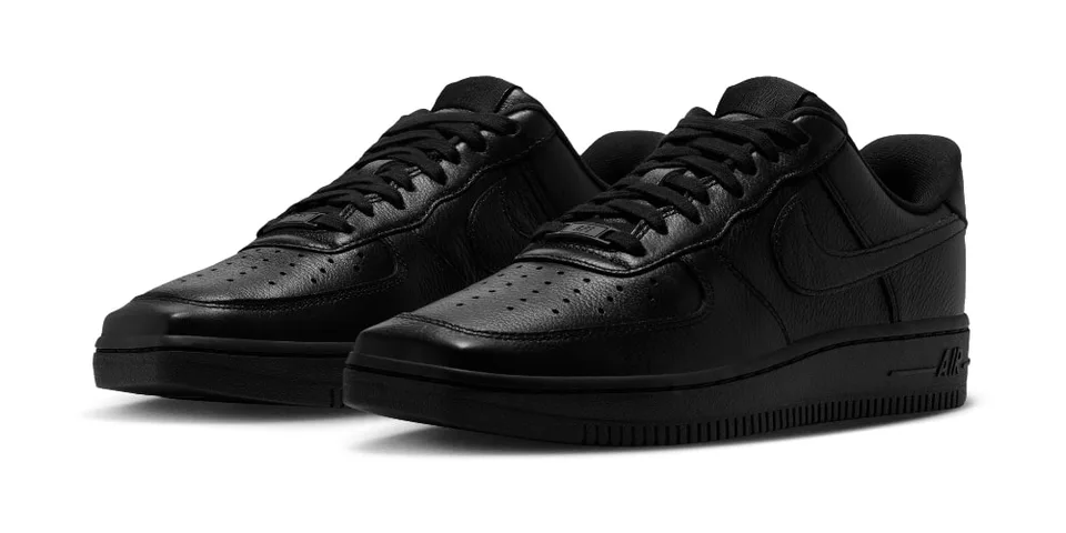 Paire de baskets Nike Air Force 1 noires sur fond blanc