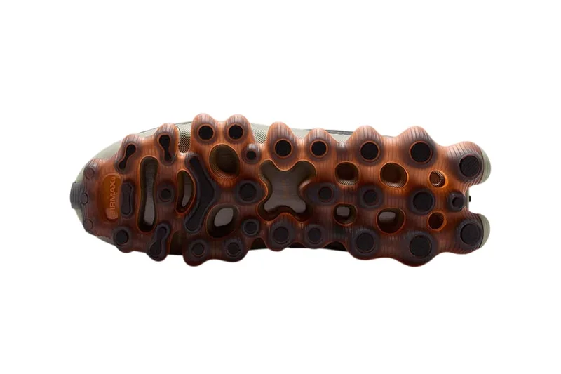 Semelle extérieure marron et noire avec motifs ondulés.