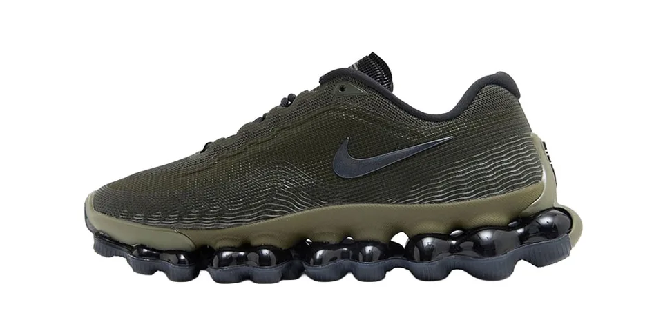 Chaussure de sport vert olive avec semelle noire et logo Swoosh.