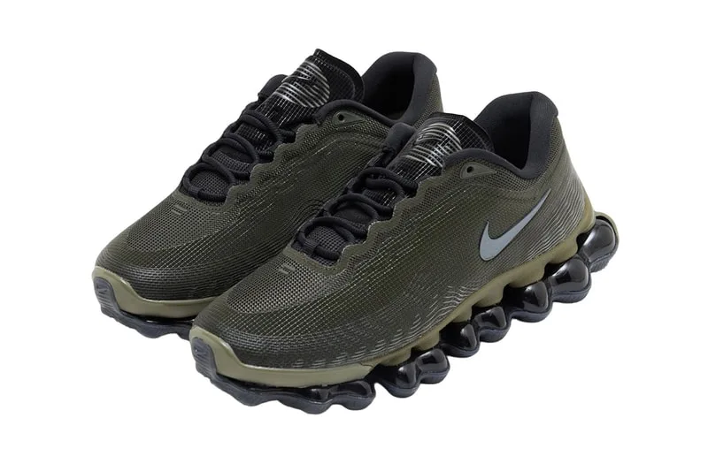 Chaussures de sport avec semelles ondulées et logo visible