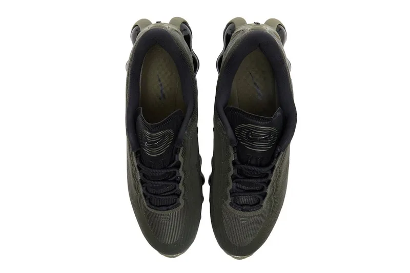 Vue de dessus de chaussures vertes et noires, lacets visibles.