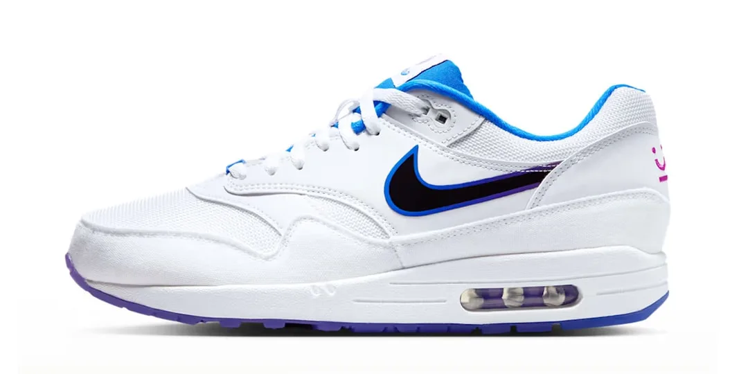 Chaussure de sport blanche et bleue avec logo Nike visible.