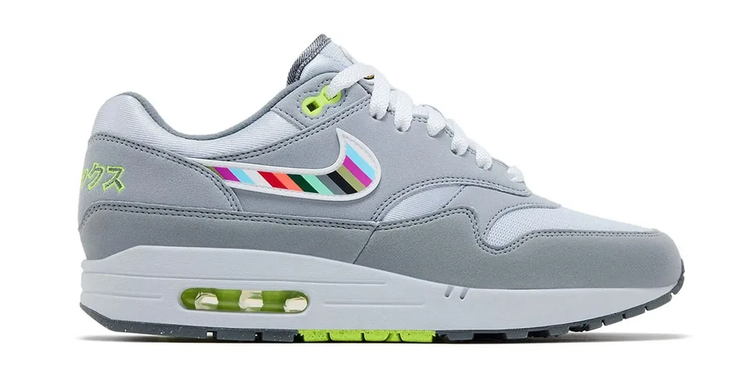 Baskets grises et blanches avec logo Nike coloré et semelle verte